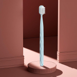 Kvaliteetne pehmete harjastega t&auml;iskasvanute hambahari s&otilde;ltumatu karbiga t&otilde;husaks suupuhastuseks