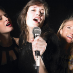 Professionaalne juhtmega d&uuml;naamiline k&auml;eshoitav mikrofon selge h&auml;&auml;lega karaoke vokaalmuusika esitamiseks