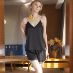 J&auml;&auml;siidist pidžaama naistele, topi ja l&uuml;hikesed p&uuml;ksid, koduriietus, must t&uuml;drukute &ouml;&ouml;riietus, kahest osast koosnev komplekt, seksikas &ouml;&ouml;pesu, naiste fantaasiapesu M roosa