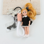 Kuldsete juustega Barbie nuku v&otilde;tmehoidja ja kotiripats &ndash; naiste loominguline disain must