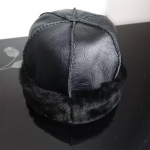 K&auml;sitsi valmistatud karusnahast &uuml;hes t&uuml;kis lambanahast m&uuml;ts, maaomanik, talvine k&uuml;lma- ja tuulekindel pluss samet soojad k&otilde;rvaklapid one size must