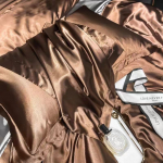 Luksuslik 100% mooruspuu siidist 4-osaline voodipesukomplekt Kahepoolne satiinsiinist tekikott & pinguldatud lina & padjap&uuml;&uuml;rid Esmaklassiline siidist kodutekstiil 1.8m 4Pcs Set