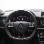 ksgfd2 Skoda Octavia 2015-2019 Fabia Kodiaq Superb Scala jaoks K&auml;sit&ouml;&ouml;na &otilde;mmeldud must Ehtne Nahk libisemisvastane Auto Roolikate