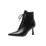 Mikrokiust terava ninaga k&otilde;rge kontsaga lihtsa stiiliga poolsaapad 38 must