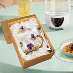 Kohvikruus, klaasist emailiga teetass, vesi, kaanega j&otilde;ulud s&uuml;nnip&auml;evaks joomine punane