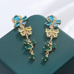 Imeilusad v&auml;rvilised lilled liblikas veepiisad suured kristallist pikad k&otilde;rvar&otilde;ngad naistele pulmadeks pruudikingitused ehted kuld