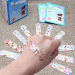 100 tk Kleepuvad sidemed Kips kumerad armsad multifilmid, mustriga veekindel ribaabi plaaster haavaside Banditas lastele NOS