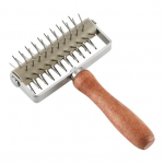 Mittenakkuv pitsan&otilde;elarull, t&ouml;&ouml;j&otilde;udu s&auml;&auml;stev puidust maitsev leiva-taigna augustaja k&uuml;psetamiseks helepruun v&auml;rv