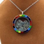 Pierres et Min&eacute;raux. Collier Aigue-Marine brut. Mod&egrave;le Arc-en-ciel.