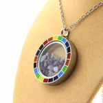 Pierres et Min&eacute;raux. Collier Benitoite brut. Mod&egrave;le Arc-en-ciel.