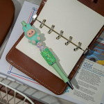 1 tk Flokeeritud Labubu Kawaii Helmesn&ouml;&ouml;riga Pastapliiatsid Armas Multifilm Pastapliiats &Otilde;pilaste Kirjatarbed Kontoritarbed Kingitused roosa