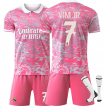Teismelised Lapsed T&auml;iskasvanud Jalgpalli Komplektid Sporditreeningu S&auml;rgi Komplekt Sokkidega 24/25 Real Madrid Draakonimustriga &Uuml;likond #7 Vini JR 16