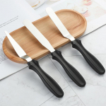 Kreemjas spaatliga noakomplekt roostevabast terasest kaunistav sileda t&auml;idisega lame kaabitsa tera k&uuml;psetust&ouml;&ouml;riist must