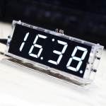 Kompaktne 4-kohaline DIY digitaalne LED-kellakomplekt Valguse juhtimine Temperatuur Kuup&auml;ev Kella Kuva koos valge