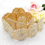 Naiste kullast v&ouml;&ouml;st kivikristallist laia v&ouml;&ouml;koha ketiga pulmaehted valge