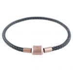 Minimalistlikud mehed, naised koovad traatn&ouml;&ouml;rist k&auml;ev&otilde;ru, k&auml;ev&otilde;ru, ehteid s&uuml;nnip&auml;evaks must