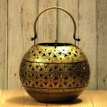 K&auml;sit&ouml;&ouml; Kodukaunistus K&auml;sit&ouml;&ouml;na valmistatud kaunis rippuv metallist Lota k&uuml;&uuml;nlahoidja Antiikne varjukarp koduks (14 x 14 x 14 cm)