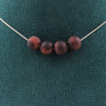 Pierres et Min&eacute;raux. Collier 4 perles Oeil de Tigre rouge mat 8 mm. Chaine en acier Collier femmes, hommes. Taille personnalisable. punane