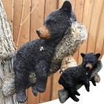 V&auml;ike must karu magab hommikul v&auml;ikese kujuga puu otsas, seinal ripub realistlik loomakuju One Size