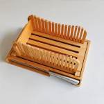 Bambusest leival&otilde;ikamis- ja hakkimislaud r&ouml;stimisnoaga Bread Slicer 35x22.5x5(15.5)cm
