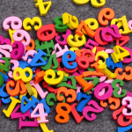 100 tk puidust t&auml;hed Dekoratiivne t&auml;hestik Inglise t&auml;ht Dekoratsioon Puitnumbrid Beebi varajase &otilde;ppe t&ouml;&ouml;riist Scrapbooking k&auml;sit&ouml;&ouml; isetegemine yellow