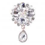 Elegantne vesipiisk pross, s&auml;delevad kivikivid, inkrusteeritud riided, n&ouml;&ouml;pn&otilde;el, kleit, mantel, &uuml;likond, rinnam&auml;rk, pulmakost&uuml;&uuml;mi aksessuaarid valge