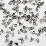 200 tk. Populaarne kvaliteetne klambrin&ouml;&ouml;r nahast konnektorid helmeste kaaned, volditud, kokkuklapitavad otsaklambrid, lint n&ouml;&ouml;riots ehete valmistamiseks. 3&times;6mm must