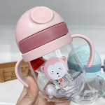 Beebitopsid k&otilde;rrepudeliga joogiveega lastele Sippy tassi k&auml;epidemega v&auml;ikelapse toitmine roosa