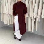 Kaasas v&auml;ike Cross-body kott. Disainitud p&uuml;stise krae ja kahepoolse villase mantliga. Keskmise pikkusega ja salendav villane mantel naistele. S