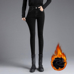 Stretch ja fliisist paksud teksad k&otilde;rge v&ouml;&ouml;kohaga naistele n&auml;evad &otilde;hukesed v&auml;lja S