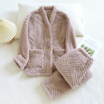 Uus talveflanellist &ouml;&ouml;riiete komplekt V-kaelusega, paksendatud korallpl&uuml;&uuml;siga &uuml;hev&auml;rviline kodukarusnaha pikkade varrukatega p&uuml;kste kaheosaline komplekt M valge