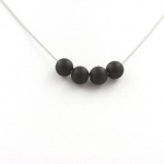Pierres et Min&eacute;raux. Collier 4 perles Onyx noir mat 8 mm Chaine en acier inoxydable.