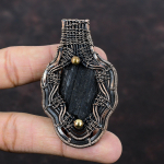 Must turmaliin toornahk kaelakee vasktraadiga &uuml;mbritsetud kividest kaelakee k&auml;sit&ouml;&ouml;na valminud kaelakee vaskehe kingitus naistele musta turmaliini ehted