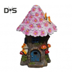 P&auml;ikeseenergialillega katusemaja kujuke, valgustatud muinasjutt P&auml;kapiku maja vaigust kuju skulptuur v&auml;liaed veranda &otilde;ue muru kaunistus lilla