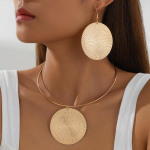 Suured &uuml;mmargused k&otilde;rvar&otilde;ngad ja kaelakee komplekt liialdatud stiilis vasardatud lainetuste ja elegantsete ehetega kuld