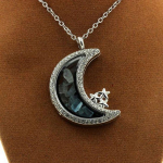 Pierres et Min&eacute;raux. Collier Aigue-Marine brut. Mod&egrave;le Lune.