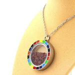 Pierres et Min&eacute;raux. Collier Rubis brut. Mod&egrave;le Arc-en-ciel. punane