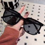 Stiilsed kassisilma p&auml;ikeseprillid: Unisex must raam, salendav disain suuremate n&auml;gude jaoks, stiilne p&auml;ikesekaitse