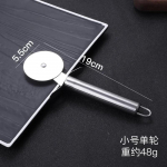 Pitsarulli l&otilde;ikur roostevabast terasest pitsa nuga labidas koogikrepid Multifunktsionaalne &uuml;mmarguse lainel&otilde;ikuri rattad pliidiplaat pitsak&uuml;psetust&ouml;&ouml;riistad