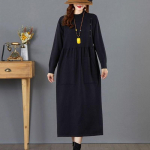 S&uuml;gis- ja talvine kootud naiste pikk p&otilde;lvedeni seelik, all mantel ja v&auml;listasku v&otilde;i kaelusega sviiter One Size must