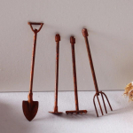 4 tk/komplekt Miniatuursed aiat&ouml;&ouml;riistad Kaunistused Roostes metallist K&auml;sit&ouml;&ouml; Aiandus Roostetanud t&ouml;&ouml;riistakomplekt Aiatarvikud 4Pcs/set