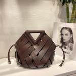 Uue disainiga veisenahast kott V&auml;ike kootud kott &Otilde;&otilde;neskorv K&auml;ekott Mood piiri&uuml;lesed kotid Naiste kott pruun