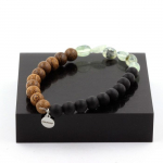 Pierres et Min&eacute;raux. Bracelet Prehnite du Canada + Perles Onyx noir mat + bois 8 mm. Fabriqu&eacute; en France.