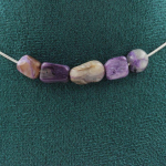 Pierres et Min&eacute;raux. Collier 5 perles Charoite de Russie. Chaine en acier inoxydable Collier femmes, hommes. Taille personnalisable.