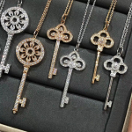 TF Sterlingh&otilde;bedast V&otilde;tmehoidja Ripatsiga Kaelakee Inkrusteeritud Teemand krooni ja 18K Roos Kullast Kaelakeega 925 Sterling Silver gray
