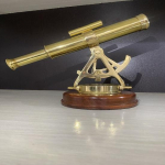 Dekoratiivne l&auml;ikiv messingist Alidade pruuni puidust alusega Kauni v&auml;limusega kogutav Alidade kompass