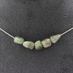 Pierres et Min&eacute;raux. Collier 5 perles Apatite verte de Madagascar. Chaine en acier Collier femmes, hommes. Taille personnalisable.