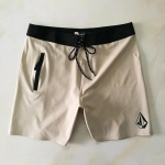 Uued Veekindlad L&uuml;hikesed Ujumisp&uuml;ksid Laserkerged Meeste Ujumisp&uuml;ksid Spandex K&otilde;rge Venivusega Bermuda Br&auml;ndi Ujumisp&uuml;ksid 32 khaki