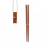 Kokkupandavad s&ouml;&ouml;gipulgad &otilde;ues telkimine piknik reisimiseks kaasaskantavad lauan&otilde;ud Paar s&ouml;&ouml;gipulki koos wood