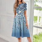 Naiste vaba vabaaja ja moodne &uuml;mara kaelusega l&uuml;hikeste varrukatega, tr&uuml;kitud keskmise pikkusega kleit L sinine